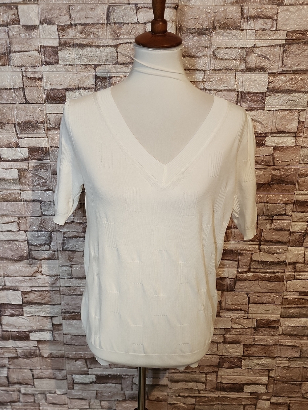 Arach & Cloz White Short Sleeve V Neck Sweater Brand New